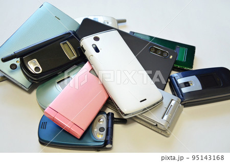 使用済みのスマホとガラケー 95143168