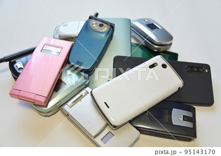 使用済みのスマホとガラケー 95143170