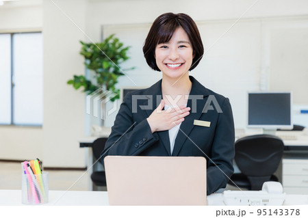 オフィスで働く若いビジネスウーマン オフィスで働く若いビジネスウーマン 95143378