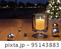 キャンドルとオーナメント 95143883