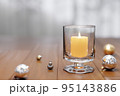 キャンドルとオーナメント 95143886