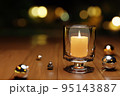 キャンドルとオーナメント 95143887
