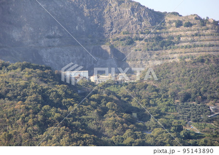 山の風景/採石され岩が露出している様子 山の風景/採石され岩が露出している様子 95143890