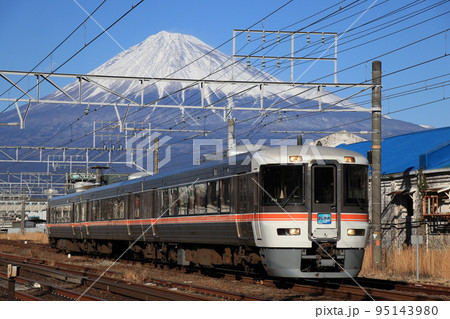 富士山を背に快走 95143980