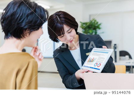 カウンターで接客するビジネスウーマン カウンターで接客するビジネスウーマン 95144076