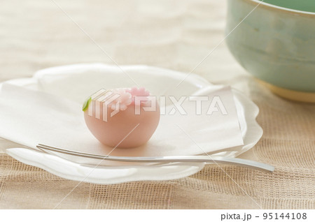 和菓子でティータイム――季節の花をかたどった練り切り(煉切) 和菓子でティータイム――季節の花をかたどった練り切り(煉切) 95144108