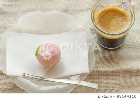 和菓子でティータイム――季節の花をかたどった練り切り（煉切） 95144110