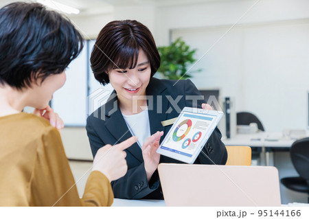 カウンターで接客するビジネスウーマン 95144166