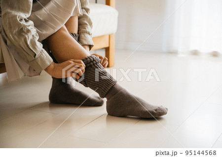 暖かい靴下を履く女性・冷え性対策 95144568
