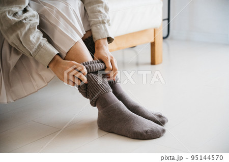 暖かい靴下を履く女性・冷え性対策 95144570