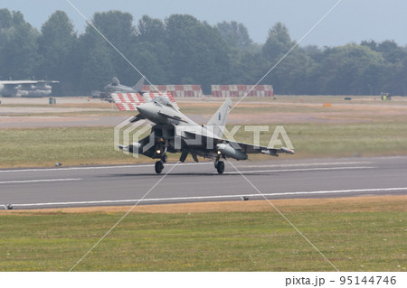 イタリア空軍ユーロファイターEF-2000離陸 95144746