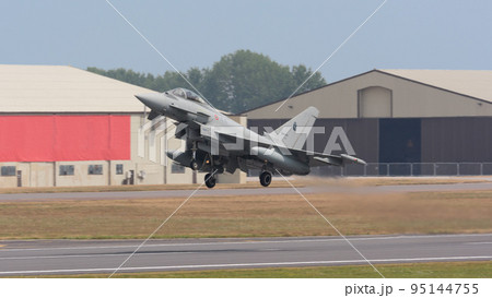 イタリア空軍ユーロファイターEF-2000離陸 イタリア空軍ユーロファイターEF-2000離陸 95144755