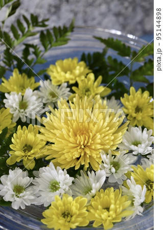 玄関用のガラスの器の花手水 95144898