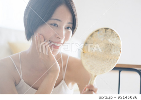 ショートへあの鏡を見る女性・スキンケアイメージ ショートへあの鏡を見る女性・スキンケアイメージ 95145036