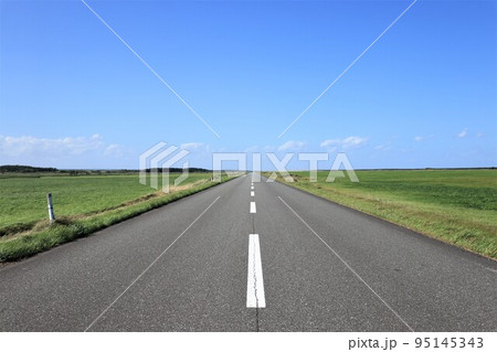 まっすぐどこまでも伸びてゆく道路 95145343