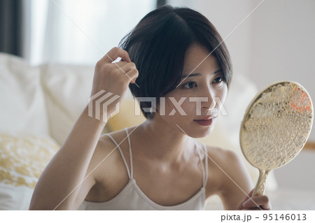 髪型・髪質に悩む女性 髪型・髪質に悩む女性 95146013