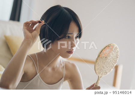 髪型・髪質に悩む女性 95146014