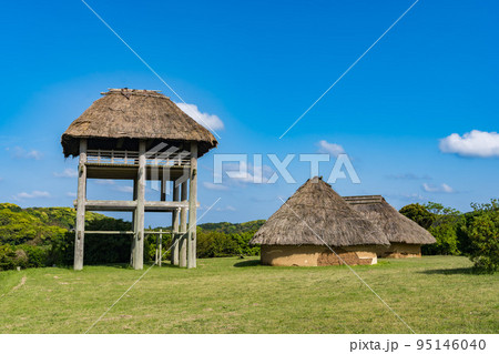 復元された竪穴式住居 復元された竪穴式住居 95146040