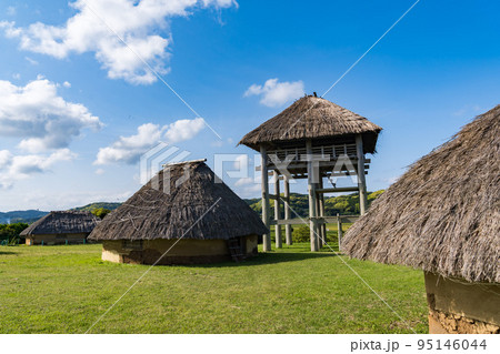 復元された竪穴式住居 95146044