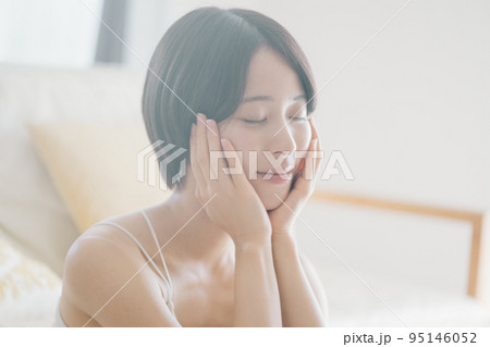 化粧水をつける女性・スキンケアイメージ 95146052