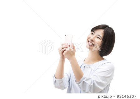 スマートフォンを使う若い女性 95146307