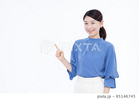 指差しをしている30代のビジネスウーマン 指差しをしている30代のビジネスウーマン 95146745