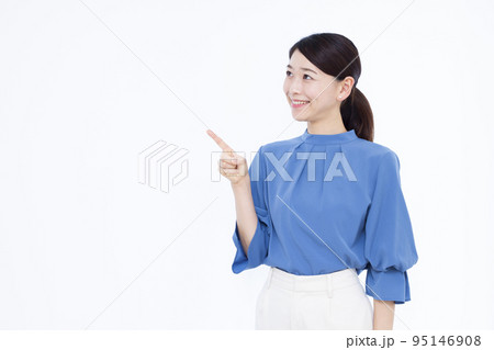 指差しをしている30代のビジネスウーマン 95146908