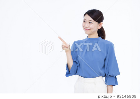 指差しをしている30代のビジネスウーマン 指差しをしている30代のビジネスウーマン 95146909