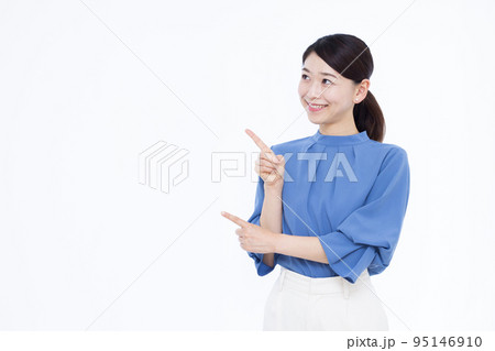 指差しをしている30代のビジネスウーマン 95146910