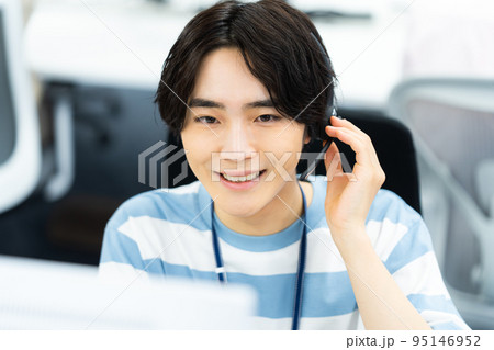 コールセンターで働く若い男性 コールセンターで働く若い男性 95146952