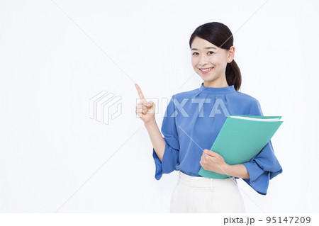 指差しをしている30代のビジネスウーマン 指差しをしている30代のビジネスウーマン 95147209