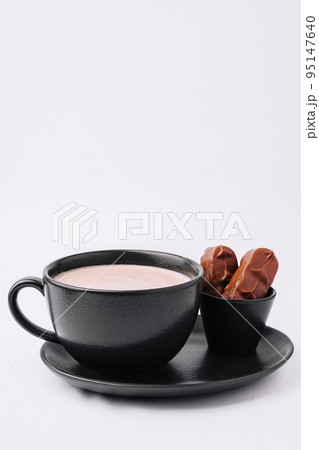 Cup of hot chocolate with chocolate 95147640
