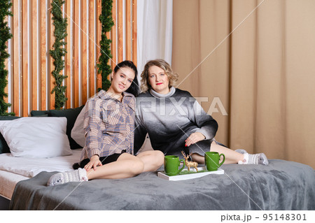 Daughter visiting her elder mother at her home, she stayed at her for couple of days 95148301