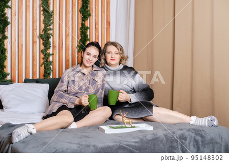 Daughter visiting her elder mother at her home, she stayed at her for couple of days 95148302