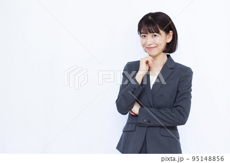 笑顔で考えている30代のビジネスウーマン 95148856