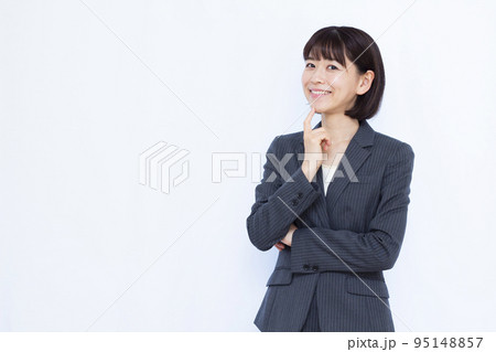 笑顔で考えている30代のビジネスウーマン 笑顔で考えている30代のビジネスウーマン 95148857