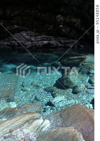 青く透き通った水晶淵　安居渓谷　（高知県　仁淀川町） 95148858