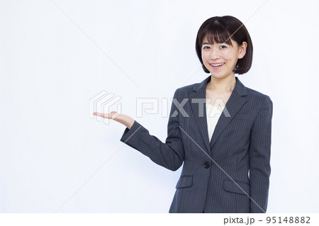 紹介している30代のビジネスウーマン 95148882