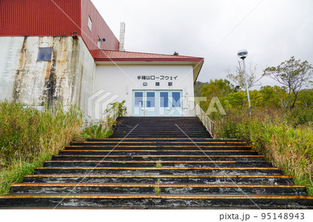 雨の日の手稲山ロープウェイ山麓駅 95148943
