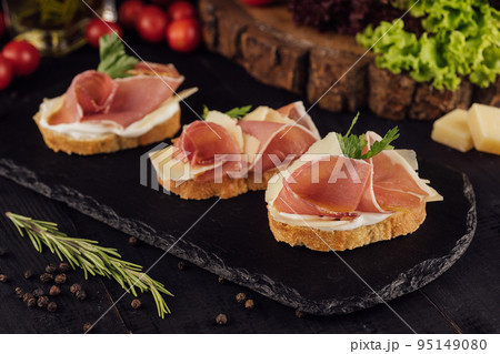 bruschetta set with parma ham and parmesan cheese bruschetta set with parma ham and parmesan cheese 95149080