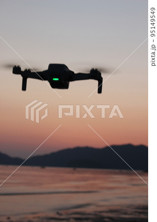 ドローンの未来と暮らし!SDGs地球の輝きと光りかがやくミライの空 縦向き写真 ドローンの未来と暮らし!SDGs地球の輝きと光りかがやくミライの空 縦向き写真 95149549
