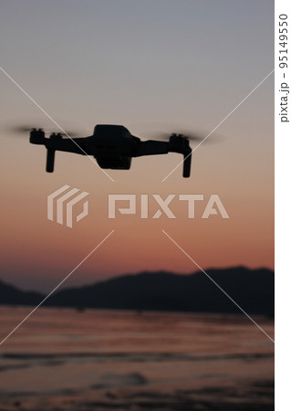 ドローンの未来と暮らし!SDGs地球の輝きと光りかがやくミライの空 縦向き写真 ドローンの未来と暮らし!SDGs地球の輝きと光りかがやくミライの空 縦向き写真 95149550