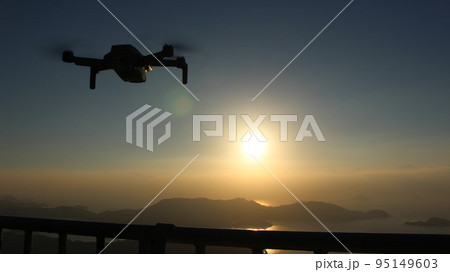 飛行中のドローン！トワイライトの空色　SDGs地球の輝き 95149603