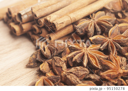 Cinnamon sticks and anise star Cinnamon sticks and anise star 95150278