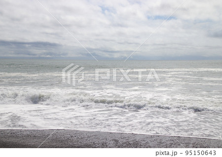 海岸に打ち寄せる波 海岸に打ち寄せる波 95150643