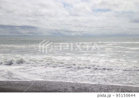 海岸に打ち寄せる波 海岸に打ち寄せる波 95150644