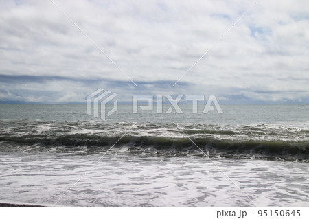 海岸に打ち寄せる波 海岸に打ち寄せる波 95150645