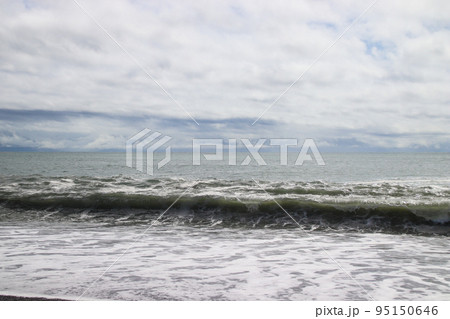 海岸に打ち寄せる波 海岸に打ち寄せる波 95150646
