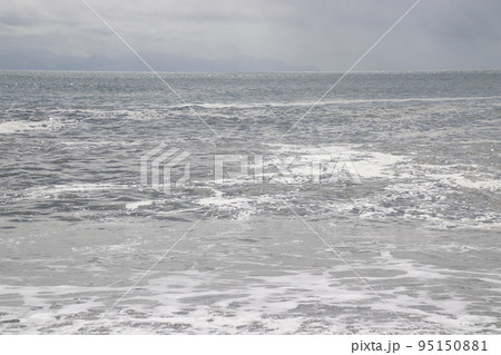 海岸に打ち寄せる波 95150881