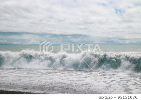 海岸に打ち寄せる波 海岸に打ち寄せる波 95151076